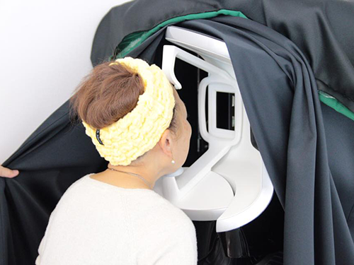 高機能肌診断機「ＶＩＳＩＡ」を使う様子